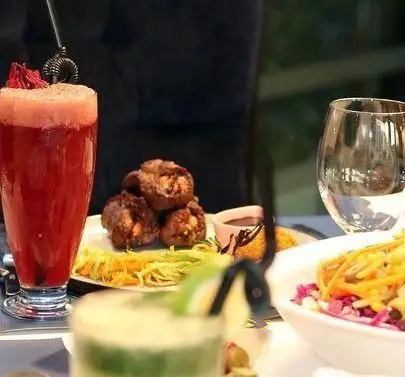 انواع نوشیدنی و غذاهای لذیذ در کافه رستوران گرپ، شامل آبمیوه طبیعی، خوراکی‌های خاص و سالاد تازه برای تجربه‌ای دلنشین.