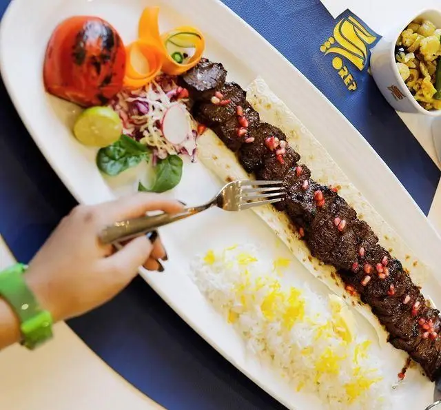 کباب لذیذ و مجلسی کافه رستوران گرپ، سرو شده با برنج زعفرانی، گوجه کبابی، نان و دانه انار؛ تجربه طعم اصیل ایرانی.