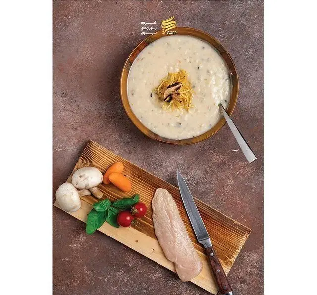 تصویری از سوپ قارچ خامه‌ای با تاپینگ، همراه با مواد اولیه تازه شامل فیله مرغ، قارچ، هویج و سبزیجات در کافه رستوران گرپ.