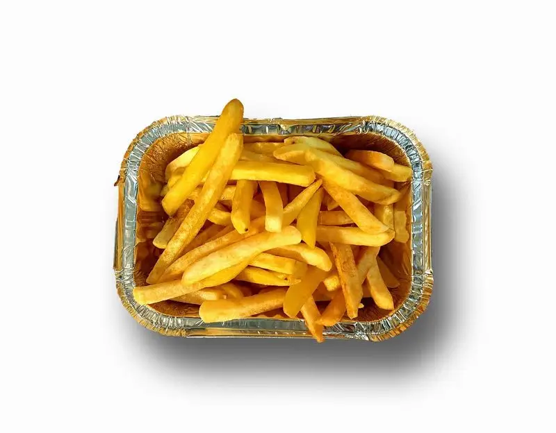 سیب زمینی سرخ کرده طلایی و ترد در ظرف فویل، آماده سفارش از پیتزا علامت سؤال. بهترین گزینه فست فود برای تحویل سریع.