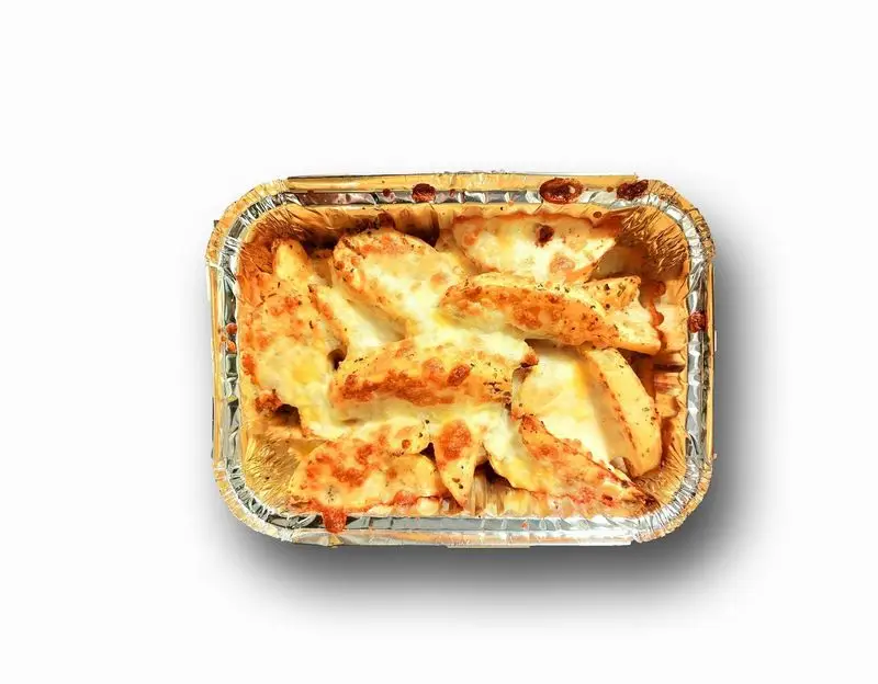 سیب‌زمینی وِج پنیری و طلایی، تنوری شده در ظرف آلومینیومی. طعمی بی‌نظیر از پیتزا علامت سؤال برای همراهی با سفارش شما.