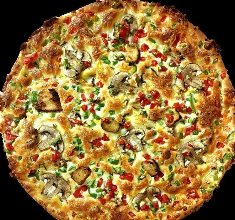 تصویر نزدیک از پیتزای خوشمزه قارچ و فلفل دلمه ای قرمز و سبز پیتزا علامت سؤال، با پنیر ذوب شده طلایی.