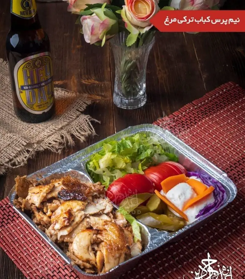 نیم پرس کباب ترکی مرغ اغذیه جوادین، غذای بیرون بر سالم با سالاد تازه، گوجه، خیارشور و سس سفید. لذیذ و مقوی.