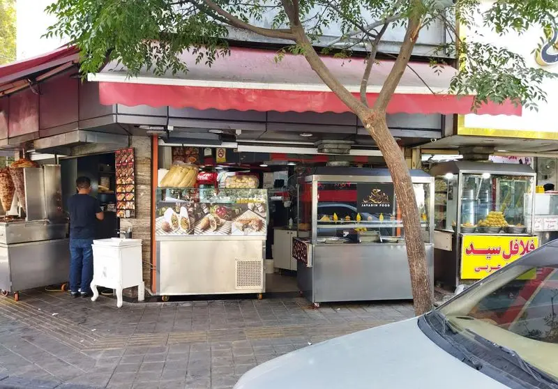 اغذیه جوادین: ساندویچ‌های تازه، شاورما، فلافل سید و شیرینی‌جات متنوع در این مغازه پرطرفدار غذای خیابانی، آماده سرو است.