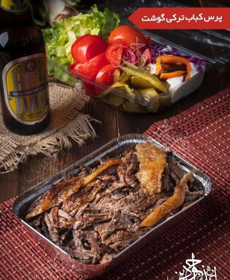 غذای آماده: پرس کباب ترکی گوشت لذیذ اغذیه جوادین با سالاد تازه (گوجه، کاهو، کلم)، خیارشور و نوشیدنی مالت Hey Day.