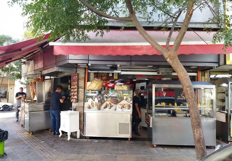 اغذیه جوادین: فست فود خیابانی ارائه دهنده دونر کباب، ساندویچ‌های تازه و انواع غذاهای آماده. نمای بیرونی اغذیه جوادین.