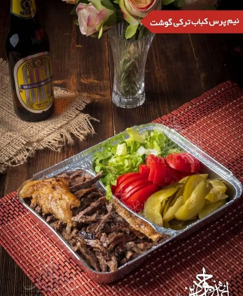 بشقاب لذیذ کباب ترکی گوشت (دونر) نیم پرس از اغذیه جوادین، به همراه سالاد کاهو، گوجه و ترشی خیار، با نوشیدنی Hey Day.