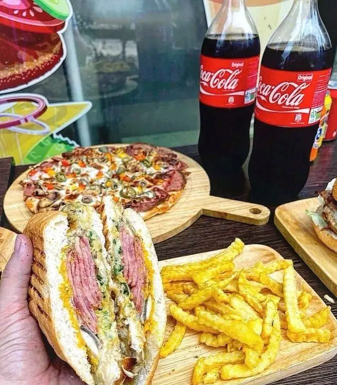 منوی خوشمزه فست فود شوالیه: پیتزای پرملات، ساندویچ استیک گوشت، سیب زمینی سرخ کرده و نوشابه کوکاکولا در یک وعده هیجان‌انگیز.