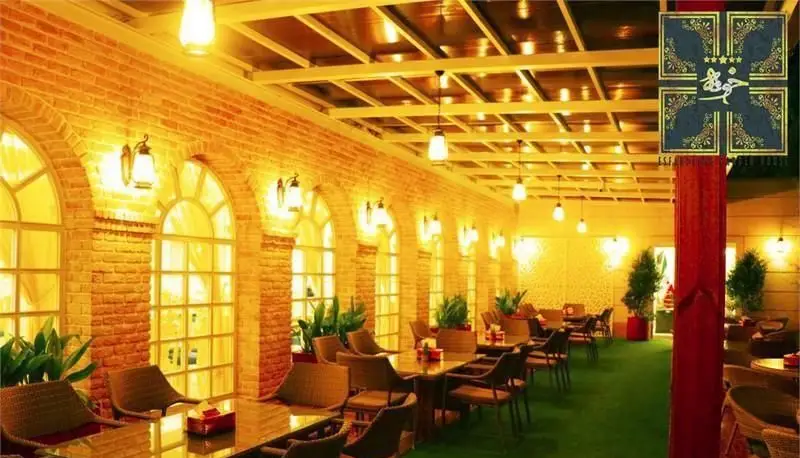 نمای داخلی رستوران بین المللی خوارزمی با دکوراسیون سنتی و دیوارهای آجری، نورپردازی گرم، میز و صندلی‌های شیک و محیطی دلنشین برای مشتریان.