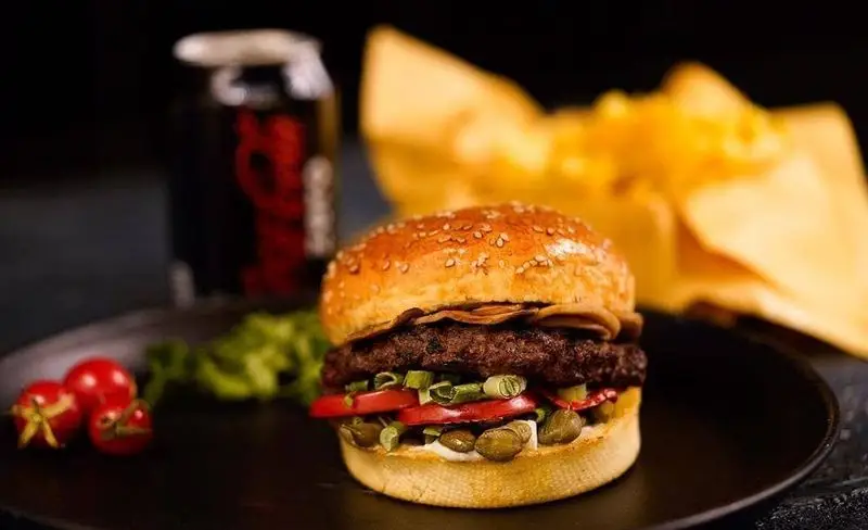 عکس ساندویچ برگر ویژه کیوسک برگر با مخلفات تازه، سیب زمینی ترد و نوشیدنی سرد. انتخابی عالی برای فست فود دوستان.