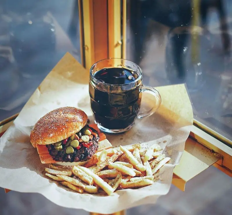 کیوسک برگر: برگر خوشمزه و تازه همراه سیب‌زمینی سرخ کرده طلایی و نوشیدنی خنک، انتخابی عالی برای یک غذای باکیفیت و سریع.