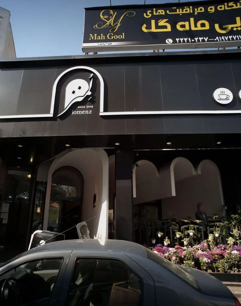 نمای بیرونی شیک و مدرن فست فود و کافی شاپ لمنز با تابلوی مشکی، لوگوی سفید Lomenz و نماد قهوه، آماده پذیرایی.