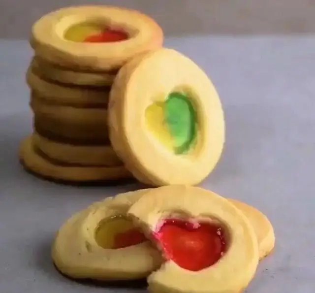 شیرینی‌های دست‌ساز و رنگارنگ قلبی شکل با مغز ژله‌ای. بهترین لوازم قنادی برای پخت شیرینی خانگی و بیسکویت‌های فانتزی