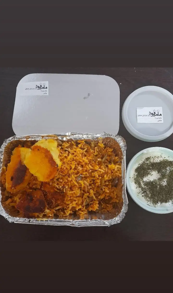 تصویر یک پرس غذای خانگی از کترینگ مامی فود، شامل استانبولی پلو با ته دیگ سیب زمینی و ماست و نعنا خشک، آماده برای ارسال در تهران.