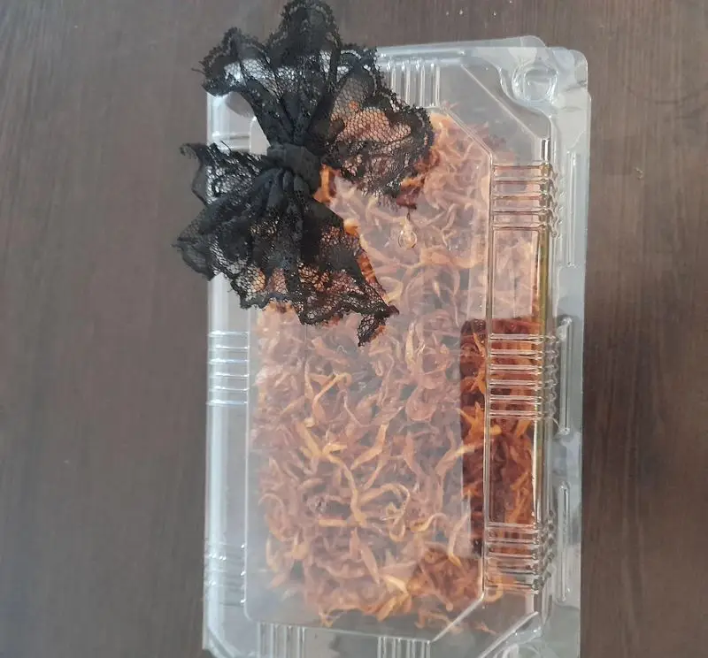 بسته‌بندی زیبا پیاز داغ طلایی و ترد مامی فود، آماده استفاده در غذاهای خانگی و تزئین سفره، سفارش آنلاین.