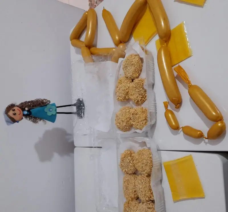 سوسیس، ناگت و کتلت خانگی ترد و طلایی مامی فود در بسته‌بندی، به همراه پنیر ورقه‌ای. غذای خونگی آماده برای وعده‌های شما.