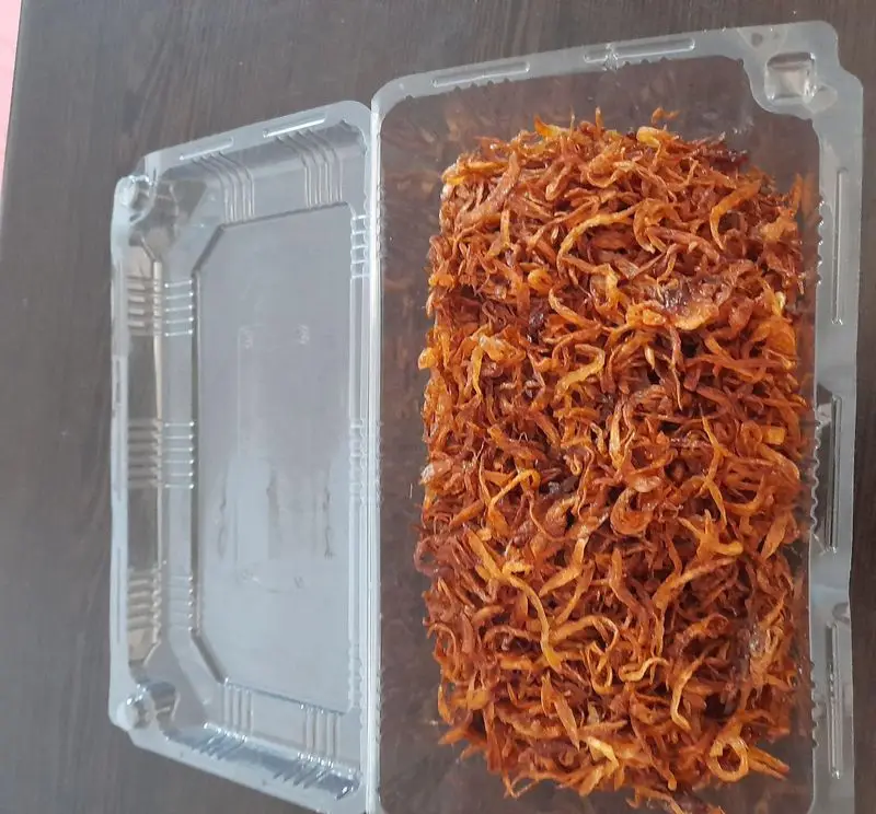 مامی فود: پیاز داغ چیپسی و مجلسی خانگی با کیفیت عالی. آماده سازی حرفه‌ای برای سفره آرایی و طعم‌دهی بی‌نظیر غذاها.