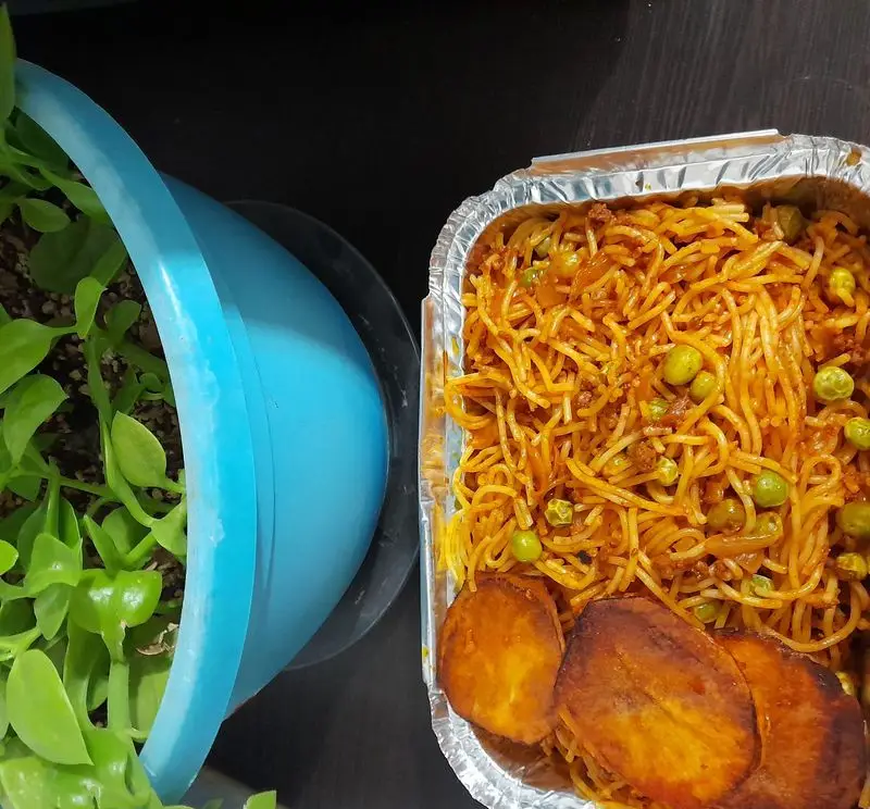 سفارش ماکارونی مامی فود، غذای خونگی لذیذ با سس مخصوص، گوشت چرخ کرده، نخود فرنگی و سیب زمینی سرخ شده برای ناهار یا شام.