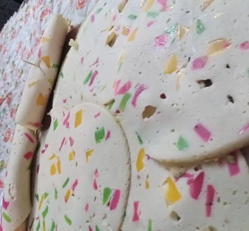 کالباس خانگی مامی فود، اسلایس شده و رول شده با تکه‌های رنگی زیبا. غذای خونگی سالم، خوش طعم و آماده سرو برای ساندویچ و پذیرایی.