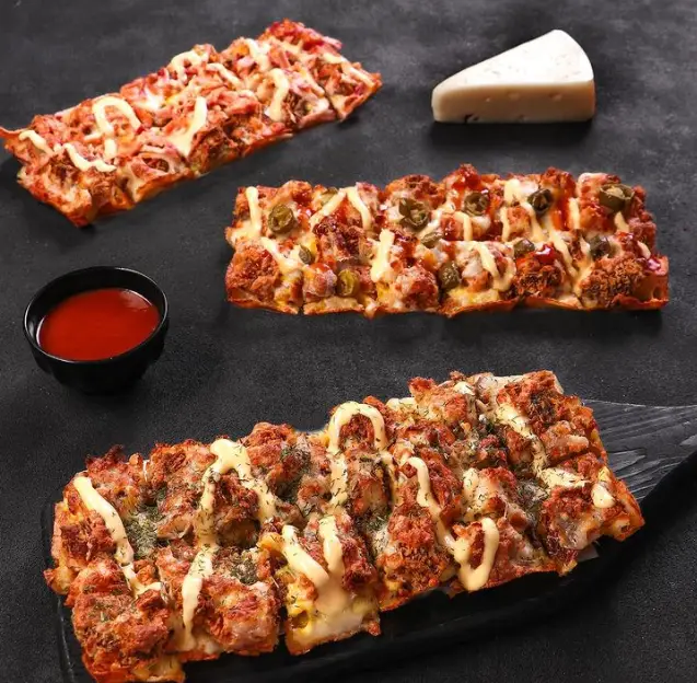 سه تکه نان پنیری و مرغ سوخاری مخصوص شیلا با دیپ سس قرمز و پنیر سفید، غذای فست فود آماده و لذیذ.