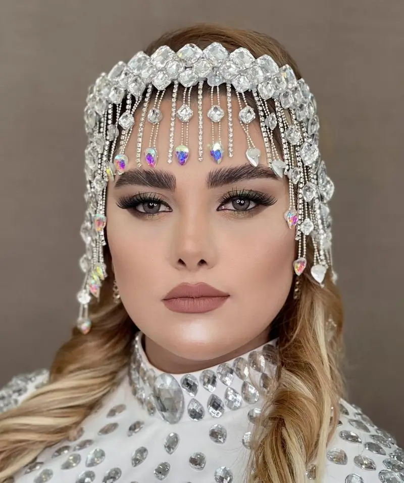 میکاپ و آرایش حرفه ای عروس با هدبند کریستالی و لباس مجلسی در سالن زیبایی مرجان لطفی، سبکی لوکس و چشمگیر.