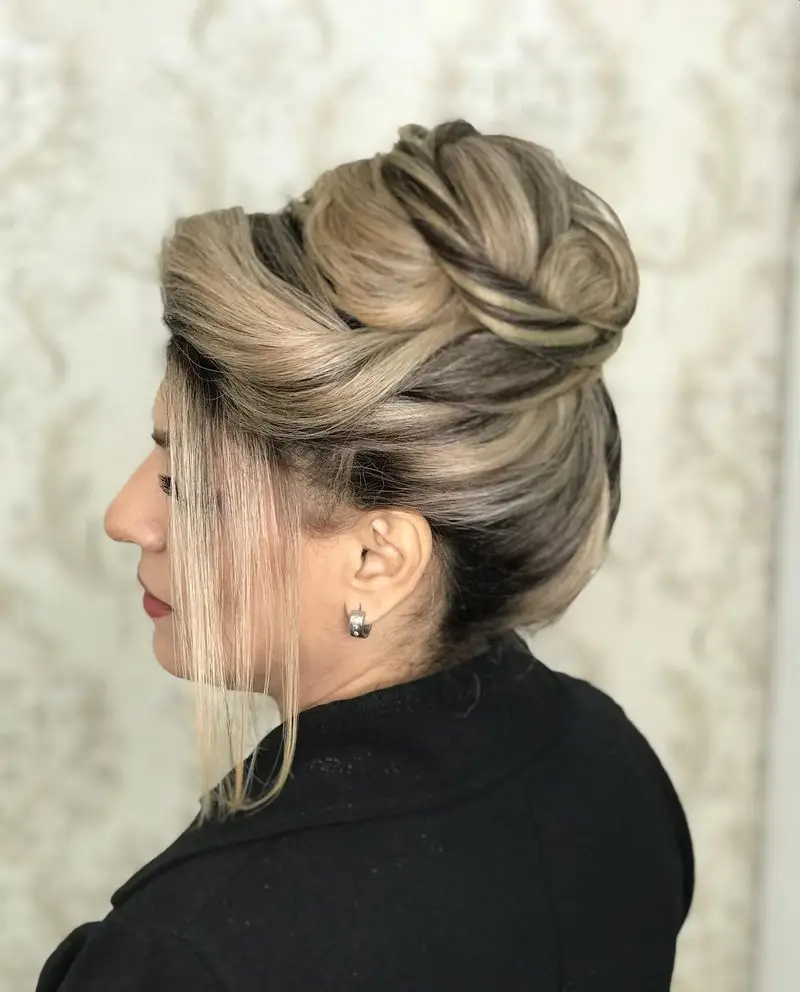تصویر شینیون حرفهای جمع و بسته موی زنانه بالای سر با رنگ و هایلایت روشن در سالن زیبایی مرجان لطفی از نمای نیمرخ