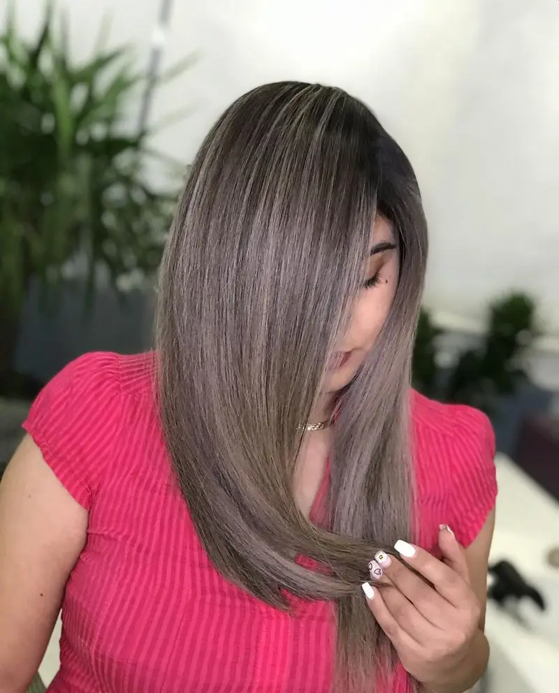 مدل رنگ و لایت موی صاف و بلند زنانه با تناژ نسکافهای و دودی بسیار شیک همراه با لباس صورتی در سالن آرایش و زیبایی تخصصی