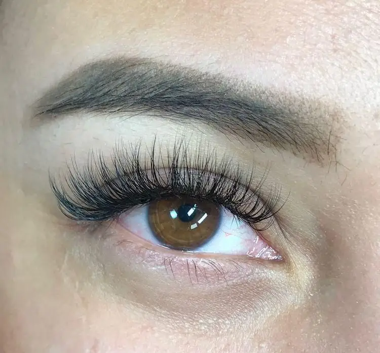 نمونه کار حرفهای اکستنشن مژه والیوم و هاشور ابرو زیبا و طبیعی در سالن زیبایی مرجان لطفی، برای چشمانی جذاب و گیرا.