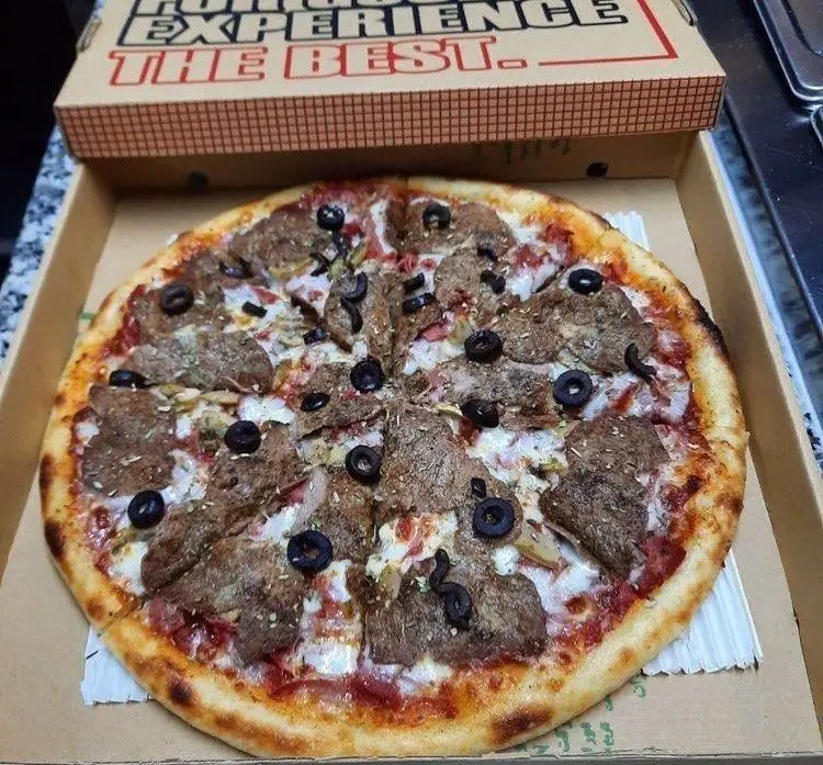 پیتزا رستوران پروفسور با تکه‌های گوشت و زیتون سیاه، تازه و خوشمزه در جعبه آماده تحویل. بهترین تجربه پیتزا در شهر.