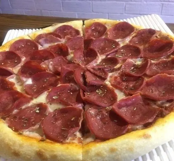 پیتزا پپرونی خوشمزه و داغ رستوران پروفسور، انتخابی عالی برای دوستداران طعم‌های تند و لذیذ. کیفیت بی‌نظیر و پخت عالی.