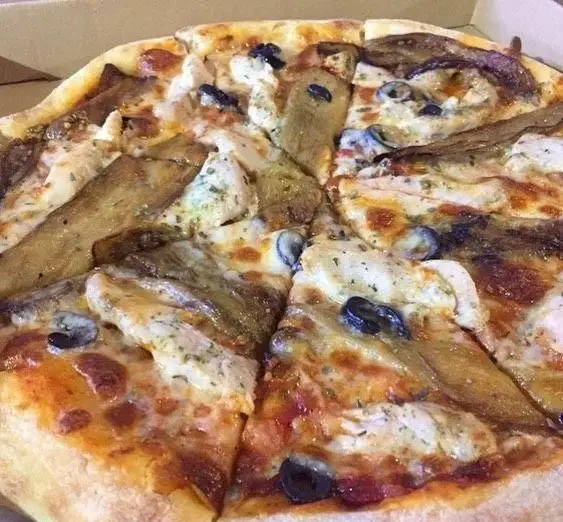 پیتزا رستوران پروفسور با تکه های مرغ، بادمجان کبابی، زیتون سیاه و پنیر فراوان. غذایی خوشمزه و آماده برای سفارش از پروفسور.