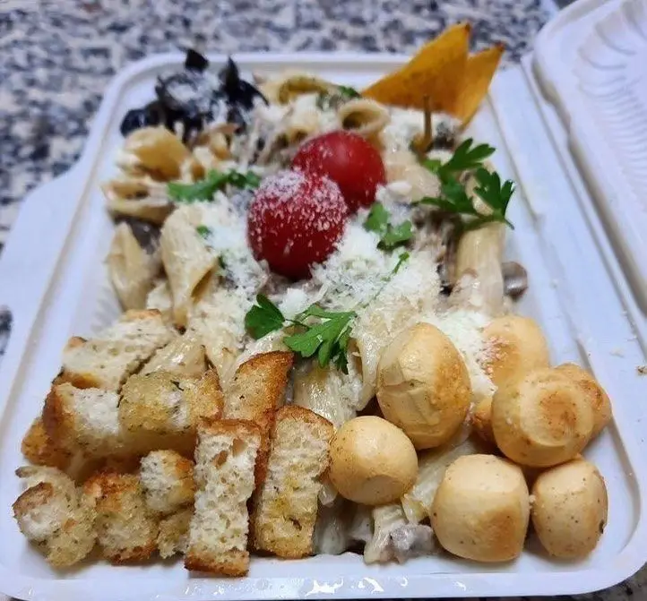 پاستای سس سفید و خامه‌ای با گوجه گیلاسی، پنیر پارمسان فراوان، کروتون و نان‌های کوچک؛ غذای بیرون‌بر رستوران پروفسور.