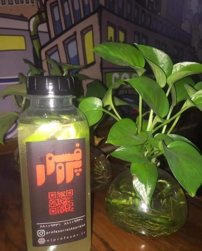 نوشیدنی لیمویی تازه و خنک رستوران پروفسور، با QR کد و اطلاعات تماس روی بطری. طعم عالی و کیفیت بالا در محیطی دلنشین.