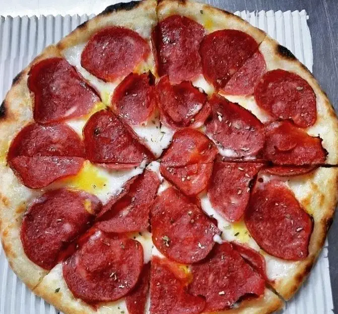 یک پیتزا پپرونی لذیذ و داغ از منوی رستوران پروفسور، با ترکیبی از پپرونی‌های تند، پنیر کشسان و نان برشته. طعم بی‌نظیر.