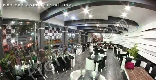 فضای داخلی و دکوراسیون مدرن رستوران صفا، با میز و صندلی‌های شیک و محیطی آرامش‌بخش و دلنشین برای تجربه‌ای عالی از صرف غذا.