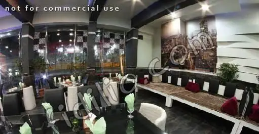 تصویری از فضای داخلی رستوران صفا، محیطی مدرن و دلنشین با چیدمان میز و صندلی‌های شیک برای تجربه‌ای متفاوت از غذاخوری.