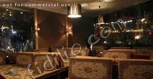 نمایی از دکوراسیون داخلی رستوران صفا با مبلمان سنتی و نورپردازی گرم، فضایی آرام و دلنشین برای صرف غذا و دورهمی.