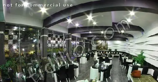 فضای داخلی رستوران صفا، محیطی دلپذیر با طراحی مدرن، میز و صندلی‌های شیک و نورپردازی عالی، مناسب برای صرف ناهار و شام.