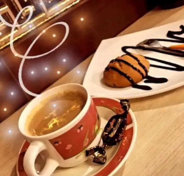 میز چیده شده در کافه آسا با قهوه‌ای دلنشین، دسر شکلاتی خوشمزه و آبنبات برای یک لحظه آرامش‌بخش.