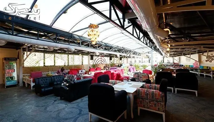کافه رستوران مراکشی حریرا: فضای داخلی وسیع و روشن با سقف شیشه‌ای، مبلمان شیک و راحت برای تجربه‌ای دلنشین و متفاوت.