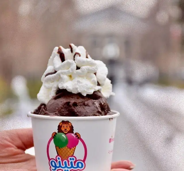 کاپ جلاتو شکلاتی کافه متینو با تزئین خامه و سس شکلات، دسری خاص و خوشمزه از کافه جلاتو متینو. بهترین انتخاب برای دوستداران بستنی و شکلات در تهران.