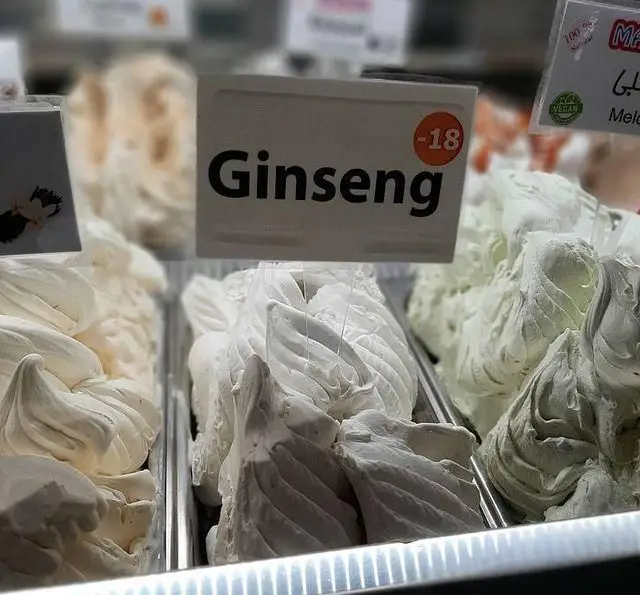 ویترین جذاب کافه جلاتو متینو با جلاتوی تازه جینسنگ سفید و انواع بستنی‌های خنک و دسرهای وسوسه‌انگیز آماده سرو.