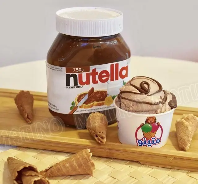 بستنی شکلاتی نوتلا در کافه جلاتو متینو: جارت نوتلا 750 گرمی، بستنی جلاتو خوشمزه با سس شکلات و مخروط ویفری ترد.