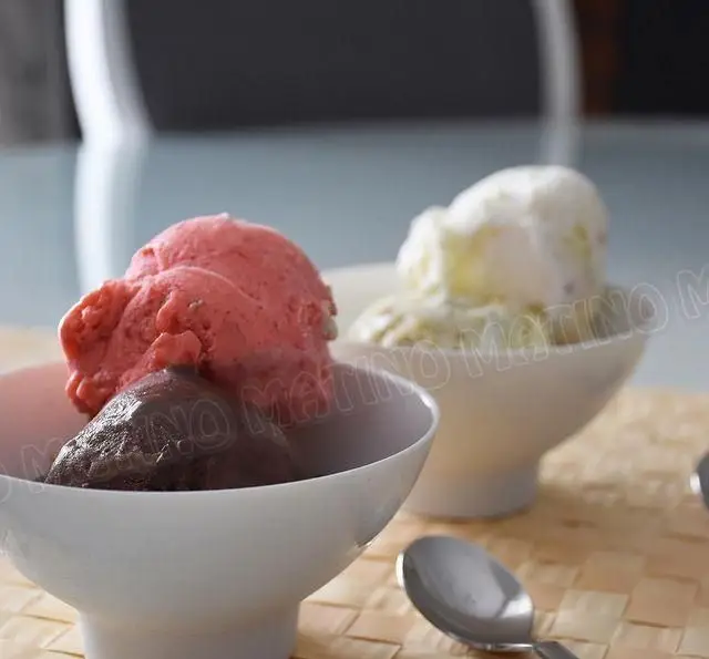 دو کاسه جلاتو تازه و لذیذ کافه متینو: طعم‌های توت‌فرنگی، شکلاتی، پسته و وانیل. بهترین دسرهای ایتالیایی.