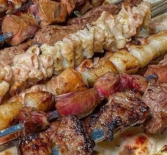 تصویر کباب‌های تازه و داغ جگر، دل، قلوه، خوئک و لقمه مخصوص جگرکی گل یخ. طعم بی‌نظیر و کیفیت عالی کباب ایرانی.