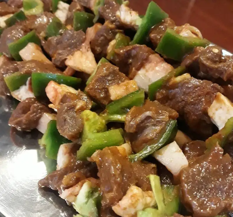 کباب‌های جگر و گوشت تازه به همراه فلفل دلمه‌ای، با طعم بی‌نظیر از جگرکی گل یخ. سیخ‌های آماده برای تجربه‌ای خوشمزه.