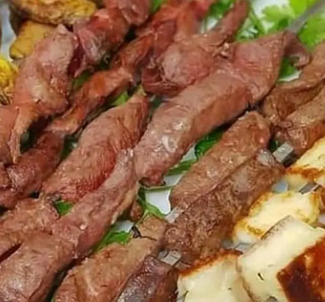 جگر کبابی داغ و لذیذ به همراه پنیر کبابی طلایی و سبزیجات تازه، ارائه‌ شده در جگرکی گل یخ، تجربه‌ای اصیل و به‌یادماندنی.