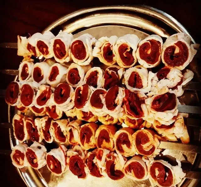 جگرپیچ های تازه و خوشمزه جگرکی گل یخ، آماده برای کباب کردن. بهترین جگر و گوشت تازه برای یک غذای سنتی ایرانی لذیذ و دلپذیر.