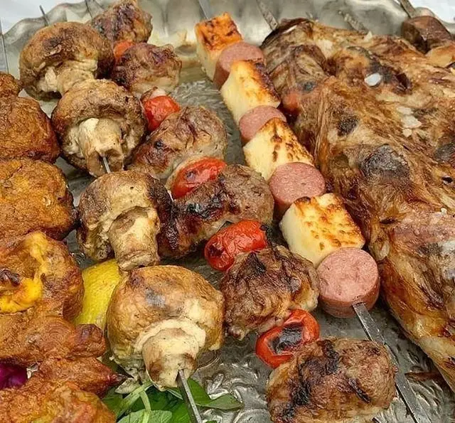 جگرکی گل یخ: سینی کباب میکس با قارچ، گوجه، سوسیس، پنیر کبابی و انواع کباب گوشت. غذایی لذیذ برای مهمانی‌ها و دورهمی‌ها.