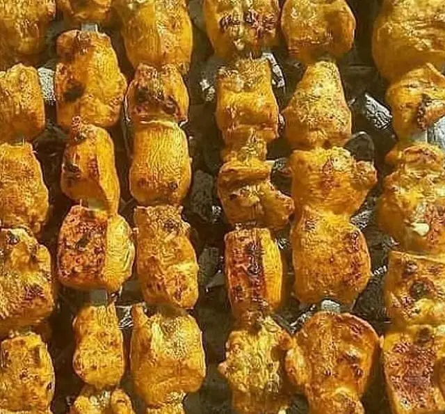 جوجه کباب های طلایی و خوشمزه جگرکی گل یخ، با طبخ عالی روی زغال. طعم اصیل کباب ایرانی را تجربه کنید.